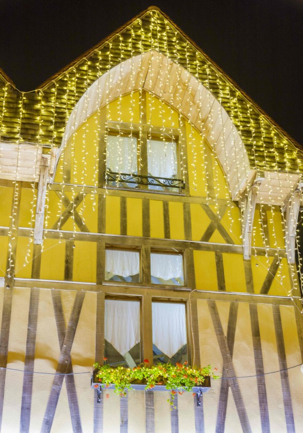 Maison alsacienne décorée de guirlandes lumineuses dorées